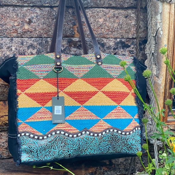 MYRA WEEKENDER/ DUFFEL BAG - Picture 1 of 8